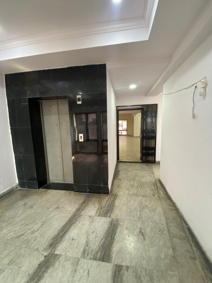 Room, siri-enclave Commercial Showroom 4500 Sq.Ft. In Sri Nagar Colony Hyderabad 9697614