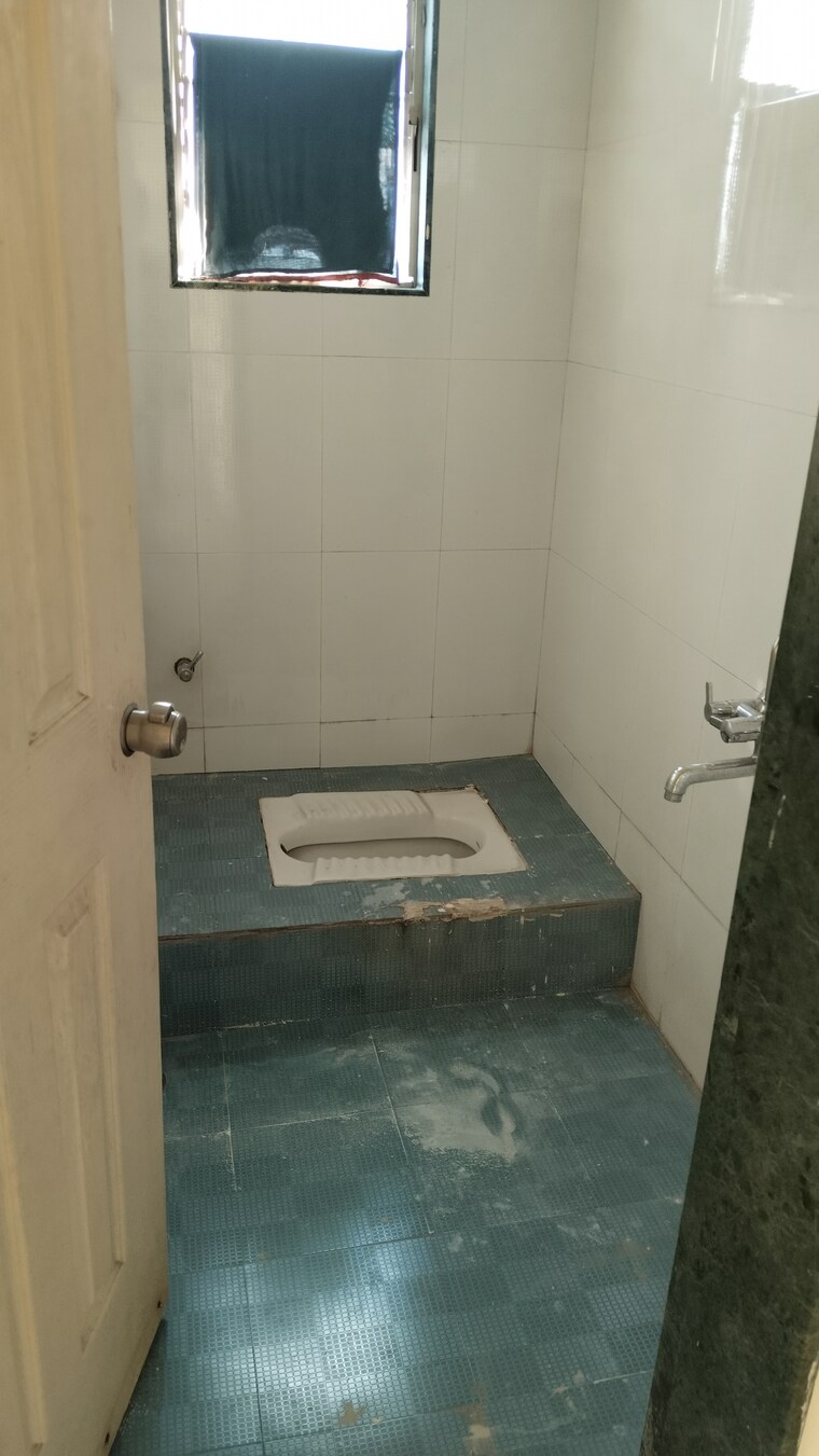 Bathroom, sai-sankul 2 Bedroom 950 Sq.Ft. Apartment In Rahatani Pune 9697730