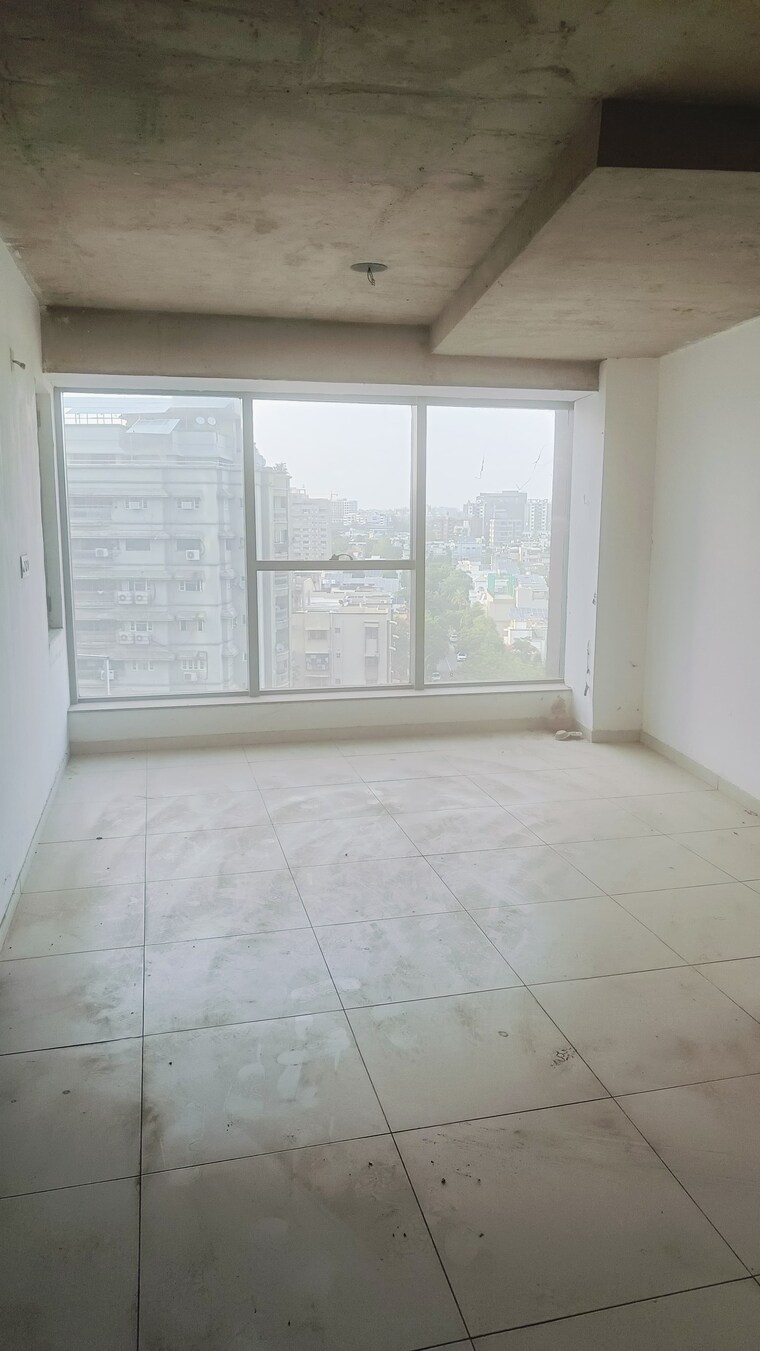 Room, shyamal Commercial Office Space 684 Sq.Ft. In Shyamal Ahmedabad 9697995