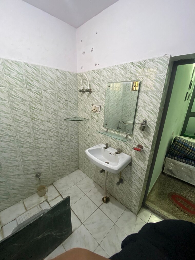 Bathroom, viraj khand Pg For Boys & Girls In Viraj Khand 9698007