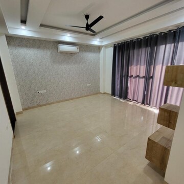 Room in 3 BHK Builder Floor at Sector 57 – for Rent