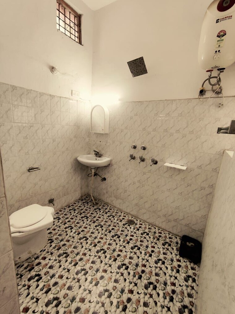 Bathroom, viraj khand Pg For Boys & Girls In Viraj Khand 9698164