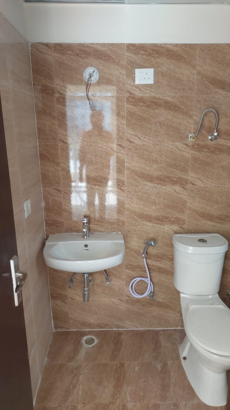 Bathroom, amrapali-crystal-homes 3 Bedroom 1375 Sq.Ft. Apartment In Sector 76 Noida 9698199