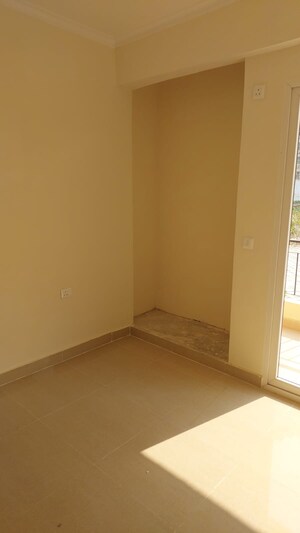 Room in 3 BHK Apartment at Amrapali Crystal Homes, Sector 76 – for Rent