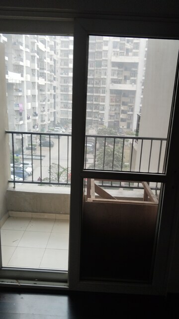 Room in 2 BHK Apartment at Homes 121, Sector 121 – for Rent