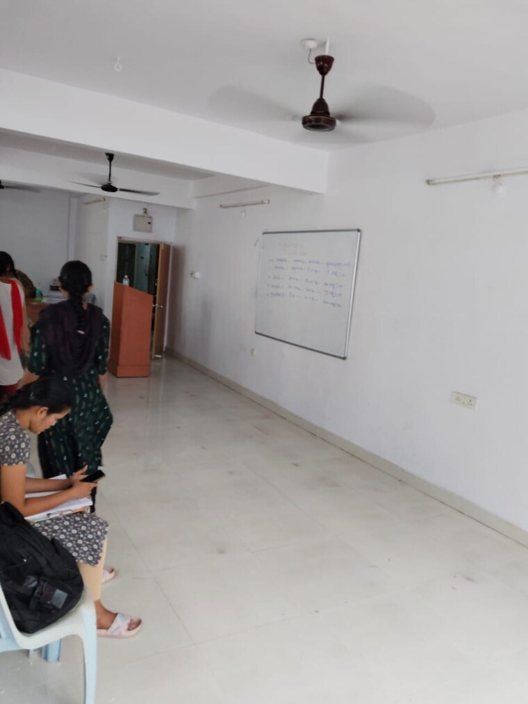  Parking, dwaraka nagar Commercial Office Space 1500 Sq.Ft. In Dwaraka Nagar Vizag 9698402