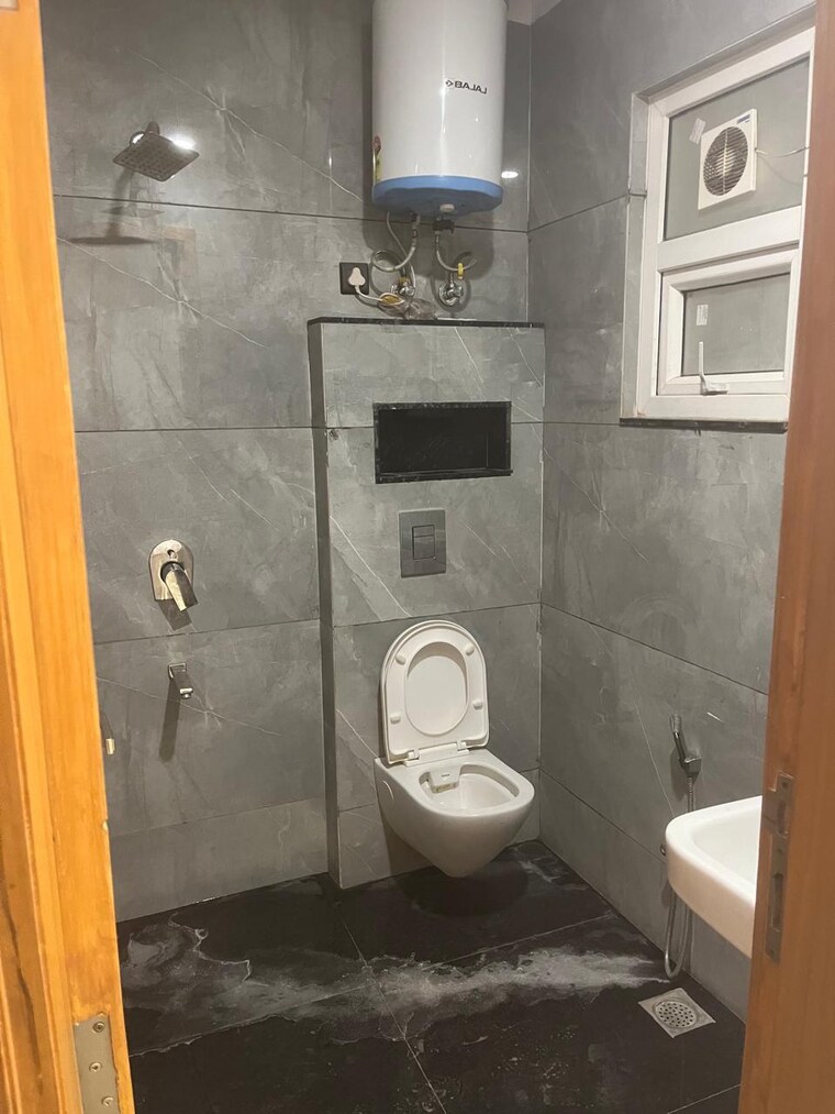 Bathroom, vasant kunj enclave 2 Bedroom 700 Sq.Ft. Builder Floor In Vasant Kunj Enclave Delhi 9698404