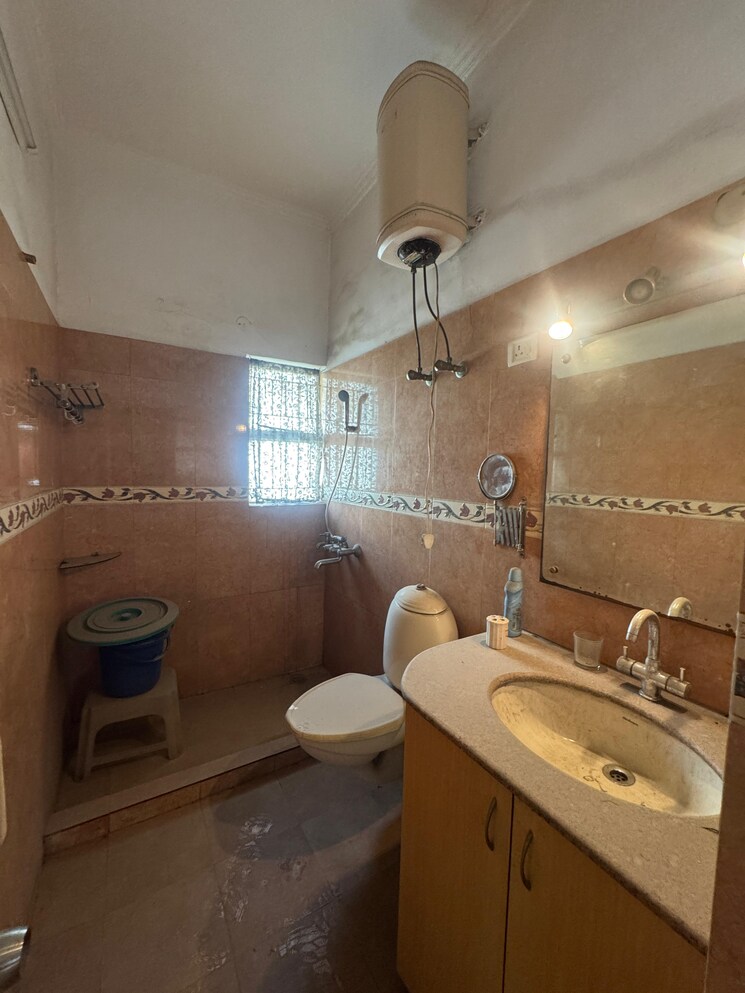 Bathroom, hauz khas 3 Bedroom 1500 Sq.Ft. Apartment In Hauz Khas Delhi 9698424