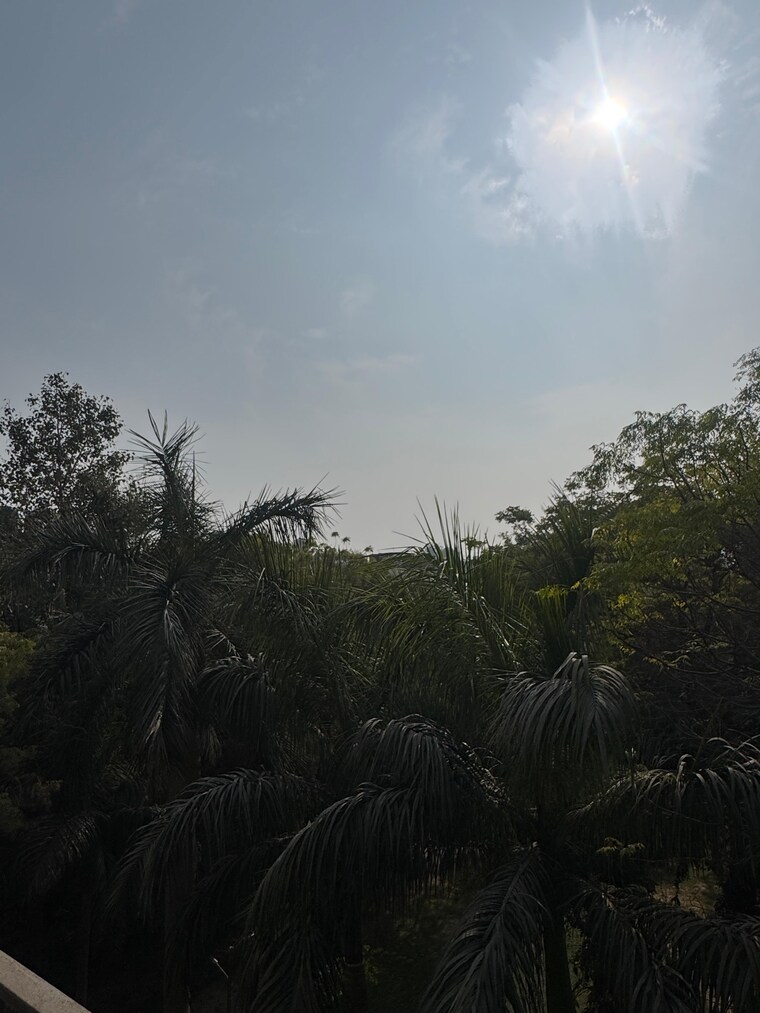 Garden, hauz khas 3 Bedroom 1500 Sq.Ft. Apartment In Hauz Khas Delhi 9698424