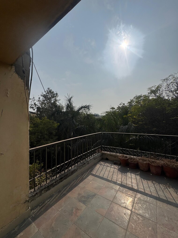 Balcony, hauz khas 3 Bedroom 1500 Sq.Ft. Apartment In Hauz Khas Delhi 9698424
