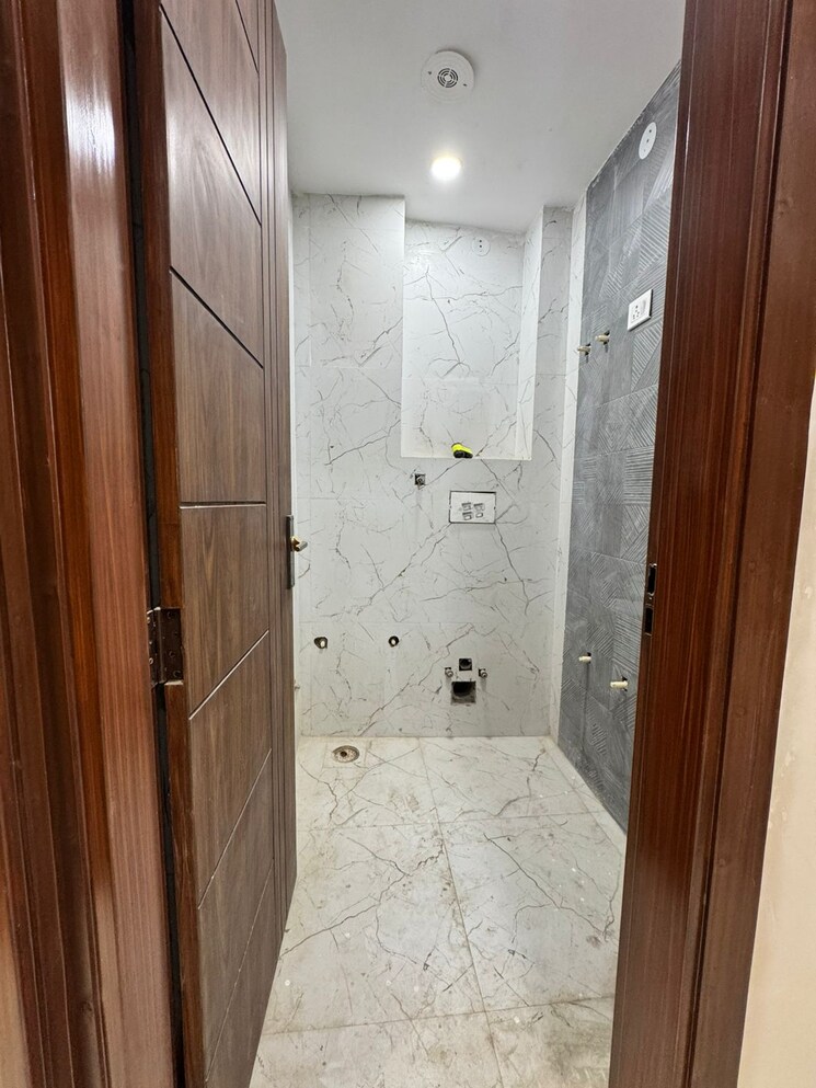 Bathroom, dwarka mor 3 Bedroom 85 Sq.Yd. Builder Floor In Dwarka Mor Delhi 9698428