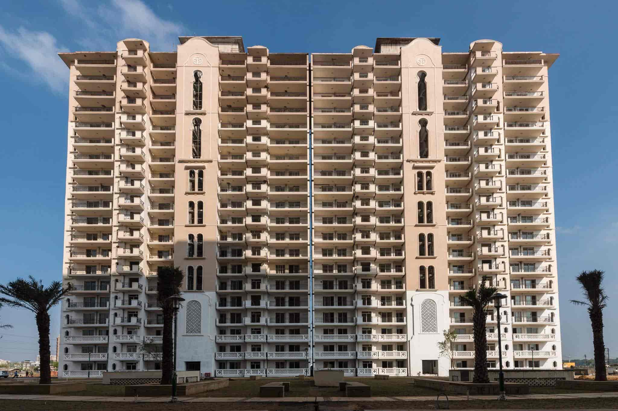 3 BHK + Servant Room Apartment For Sale in DLF Express Greens