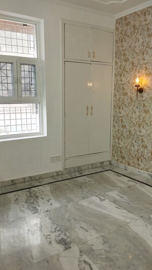 Room in 3 BHK Builder Floor at Sector 44 – for Sale