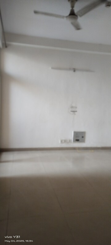 Room in 2.5 BHK Apartment at Mahagun Mywoods, Sector 16c Greater Noida – for Rent