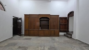 Room in 4 BHK Apartment at Sainik Farm – for Rent