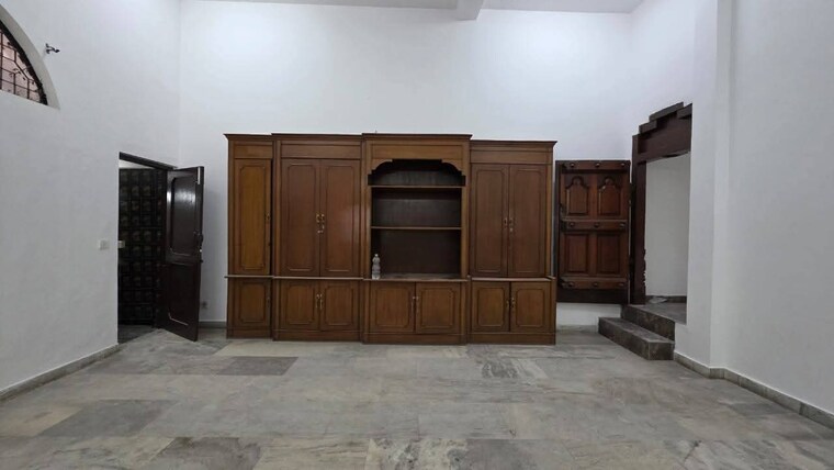 Room, sainik farm 4 Bedroom 2200 Sq.Ft. Apartment In Sainik Farm Delhi 9698928