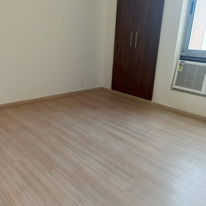 Room in 3.5 BHK Apartment at Pioneer Park Phase 1, Sector 61 – for Rent