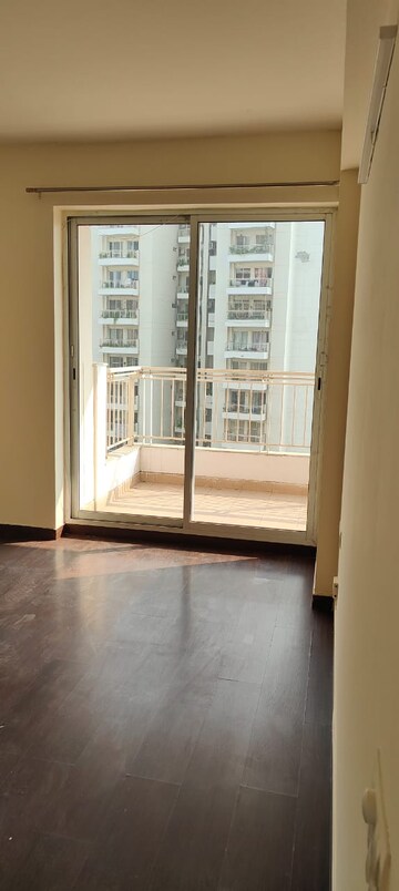 Room in 2.5 BHK Apartment at Ireo The Corridors, Sector 67a – for Rent