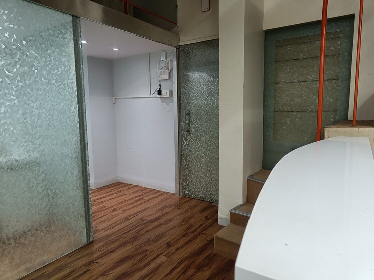 Room, goregaon east Commercial Office Space in IT/SEZ 800 Sq.Ft. In Goregaon East Mumbai 9699237