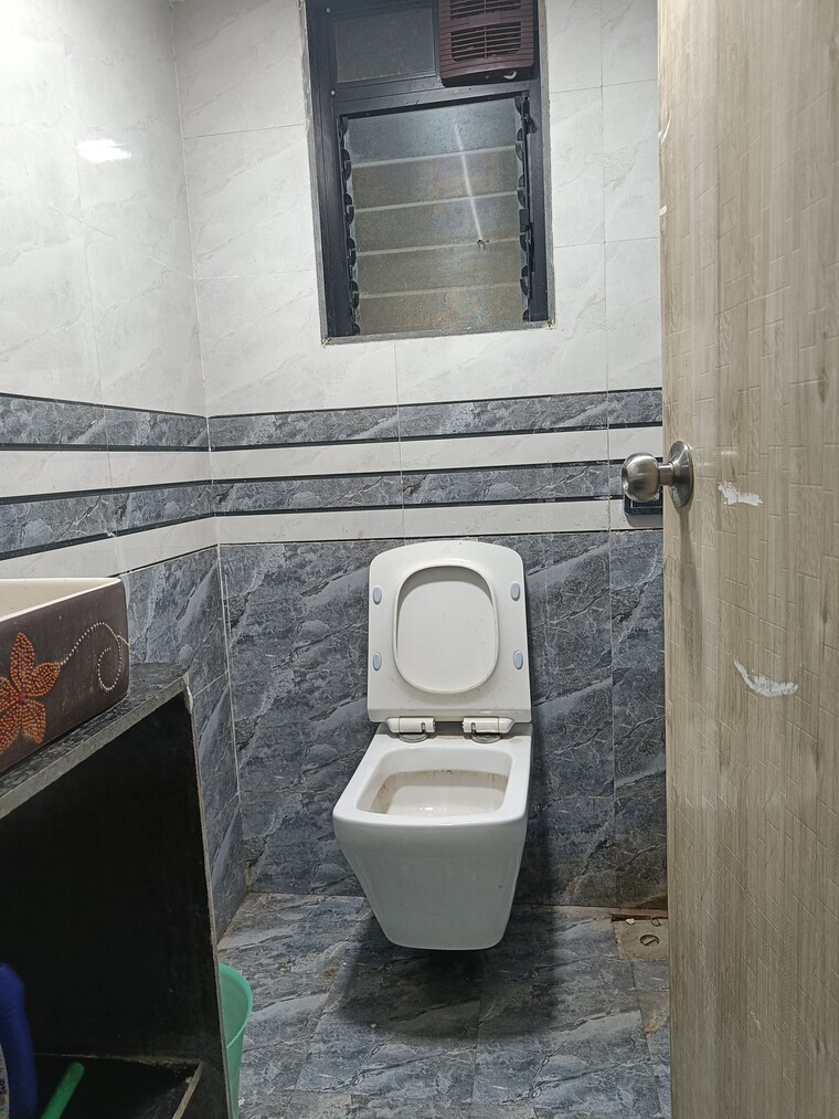 Bathroom, goregaon east Commercial Office Space in IT/SEZ 800 Sq.Ft. In Goregaon East Mumbai 9699237