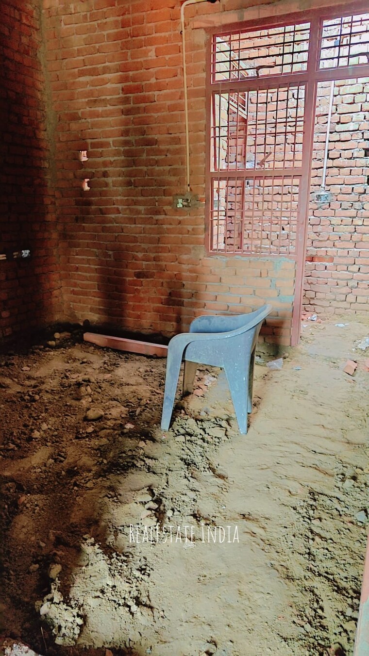  Parking, rohta 3.5 Bedroom 96 Sq.Yd. Villa In Rohta Agra 9699657