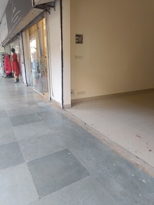 Room in  Shop at Unitech Arcadia, South City 2 – for Sale