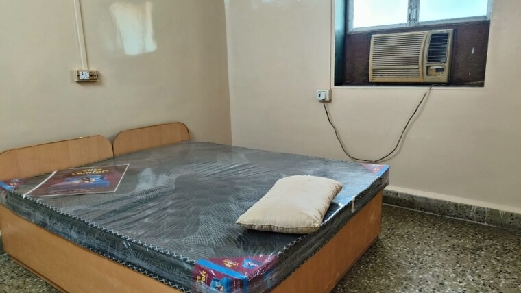 Bedroom, silverette-apartment 1 Bedroom 450 Sq.Ft. Apartment In Santacruz East Mumbai 9700160