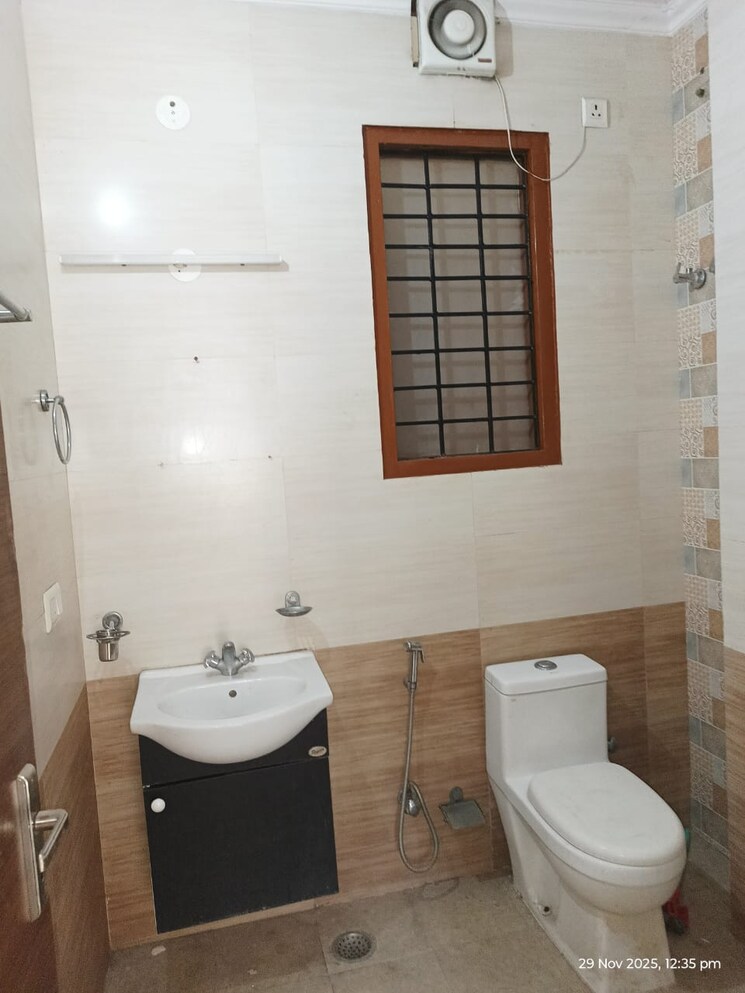 Bathroom, sector 22 3 Bedroom 1500 Sq.Ft. Independent House In Sector 22 Gurgaon 9700122