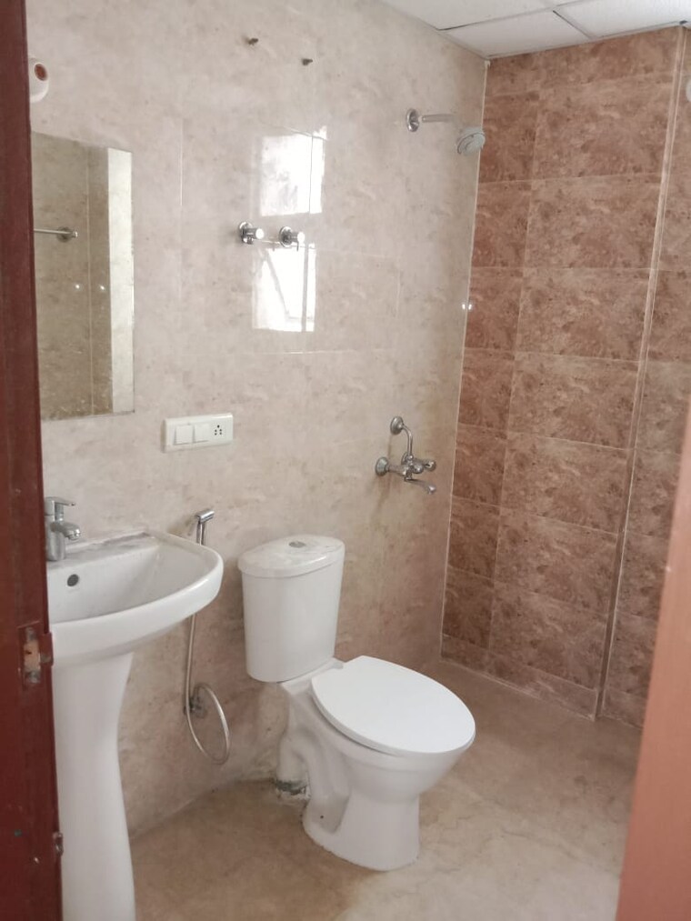 Bathroom, omaxe-r2 3.5 Bedroom 1775 Sq.Ft. Apartment In Gomti Nagar Lucknow 9700196