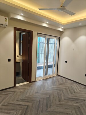 Room in 4 BHK Builder Floor at Sector 48 – for Rent