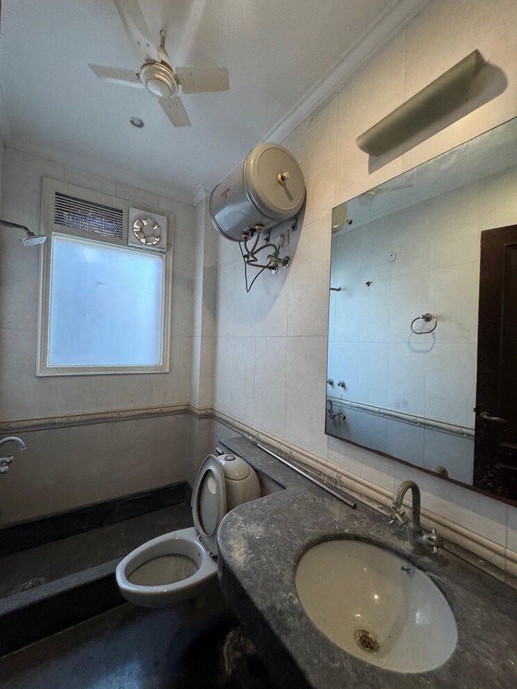 Bathroom, safdarjung enclave 3 Bedroom 1935 Sq.Ft. Builder Floor In Safdarjung Enclave Delhi 9700162