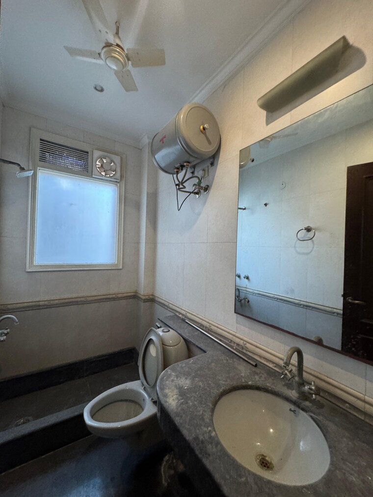 Bathroom, safdarjung enclave 3 Bedroom 1935 Sq.Ft. Builder Floor In Safdarjung Enclave Delhi 9700162