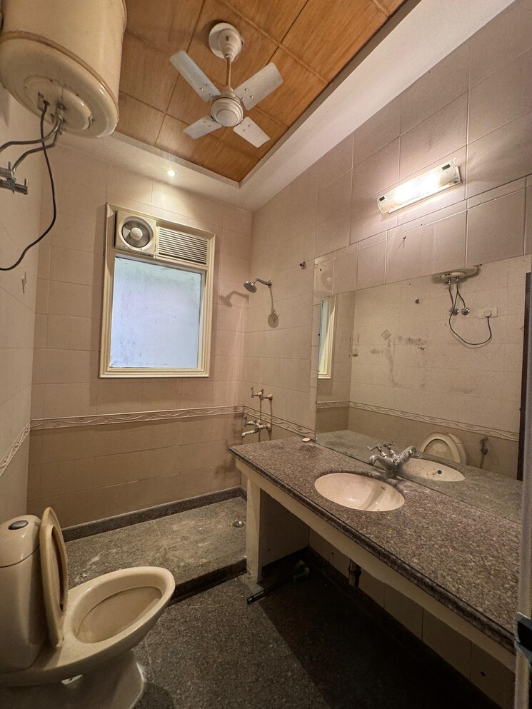 Bathroom, safdarjung enclave 3 Bedroom 1935 Sq.Ft. Builder Floor In Safdarjung Enclave Delhi 9700162