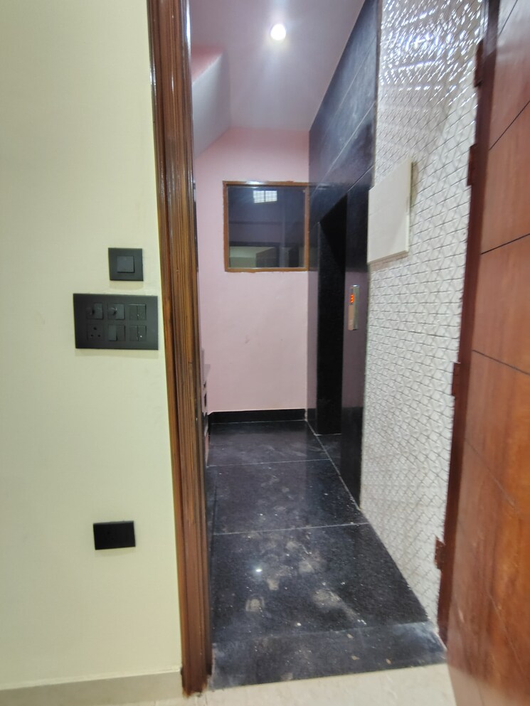 Bathroom, sector 23a 3 Bedroom 5265 Sq.Ft. Builder Floor In Sector 23a Gurgaon 9700148