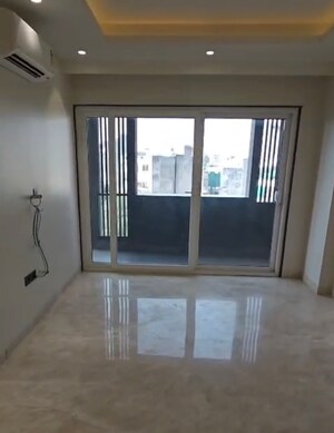 Room in 3 BHK Apartment at Smart World Orchard, Sector 61 – for Rent