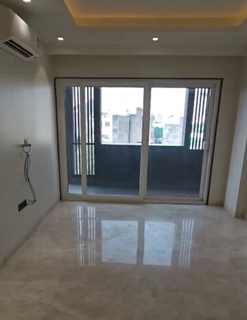 Room in 3 BHK Apartment at Smart World Orchard, Sector 61 – for Rent