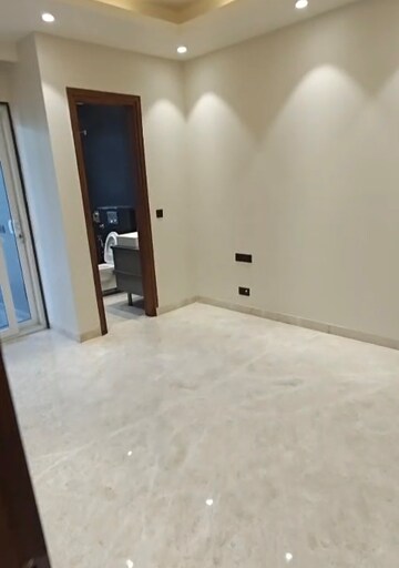 Room in 3 BHK Apartment at Smart World Orchard, Sector 61 – for Rent