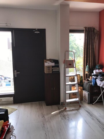 Room in 5 BHK Apartment at Vasant Kunj – for Rent