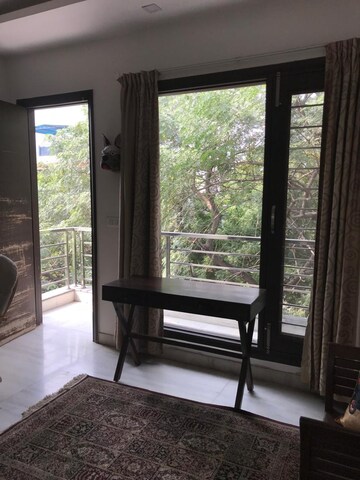Room in 5 BHK Apartment at Vasant Kunj – for Rent