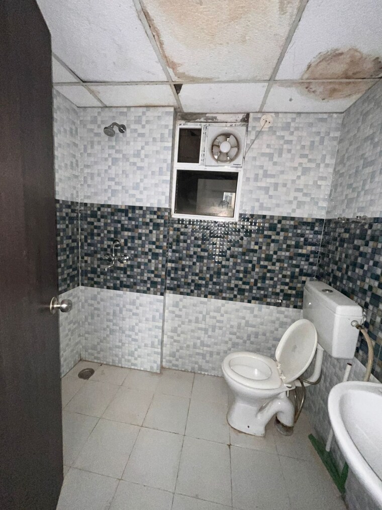 Bathroom, sector 71 2.5 Bedroom 600 Sq.Ft. Builder Floor In Sector 71 Gurgaon 9701135