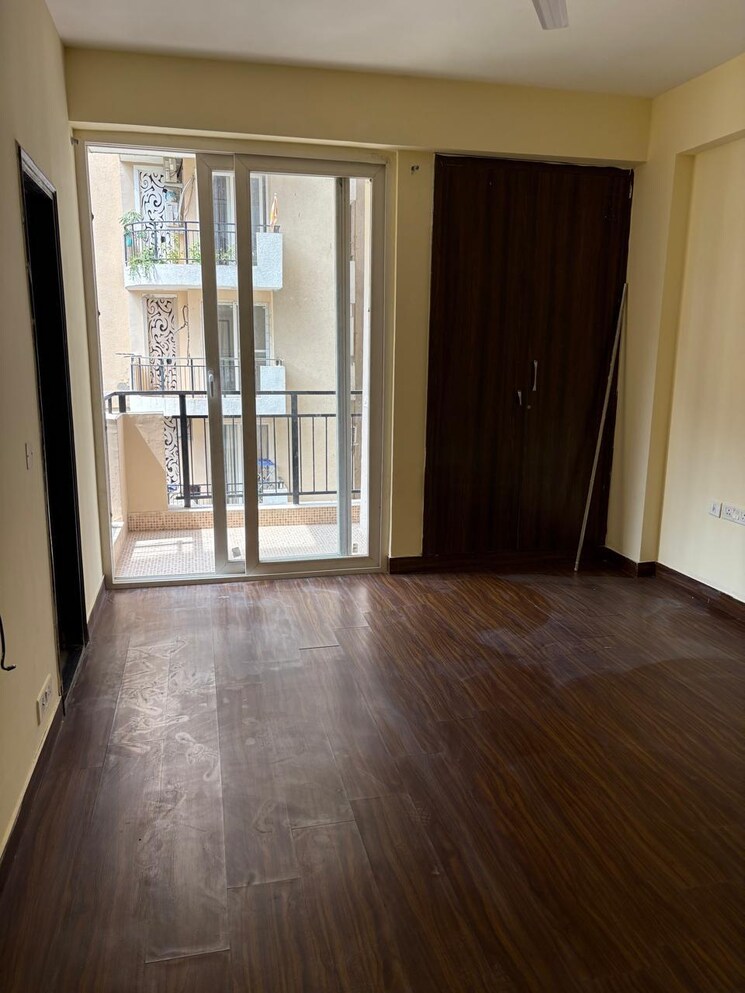 Room, strategic-royal-court 3 Bedroom 990 Sq.Ft. Apartment In Sector 16 Greater Noida Greater Noida 9701122