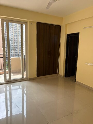 Room in 3 BHK Apartment at Strategic Royal Court, Sector 16 Greater Noida – for Rent