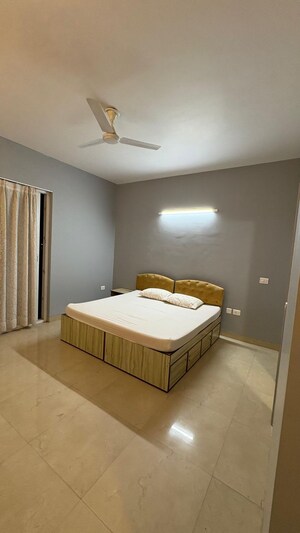 Bedroom in 3 BHK Apartment at Gomti Nagar – for Rent