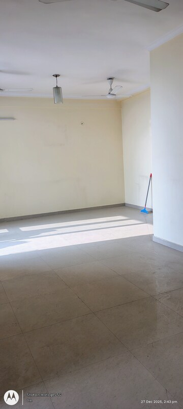 Room in 3 BHK Apartment at Omaxe R2, Gomti Nagar – for Sale