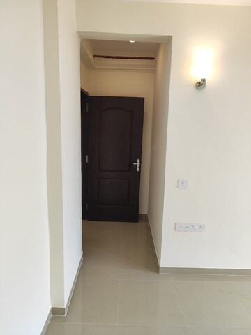 Room in 3 BHK Apartment at Gomti Nagar – for Sale