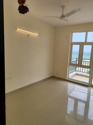 Room in 3 BHK Apartment at Gomti Nagar – for Sale