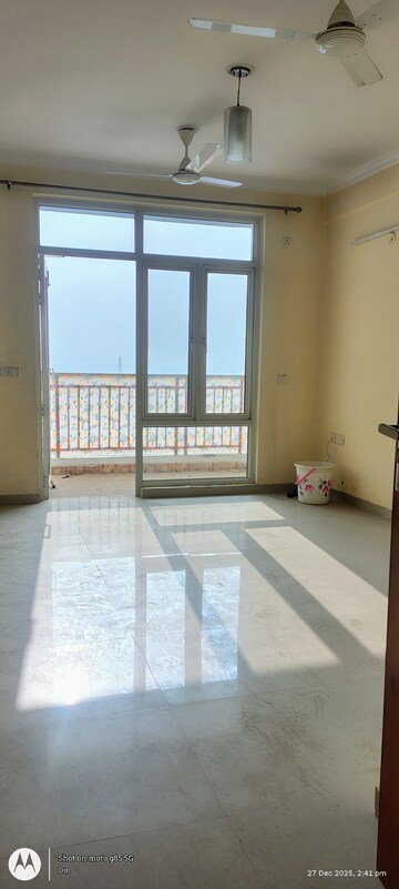 Room in 3 BHK Apartment at Omaxe R2, Gomti Nagar – for Sale