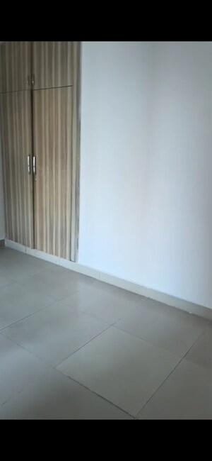 Room in 2.5 BHK Apartment at Panchsheel Greens II, Sector 16 Greater Noida – for Sale