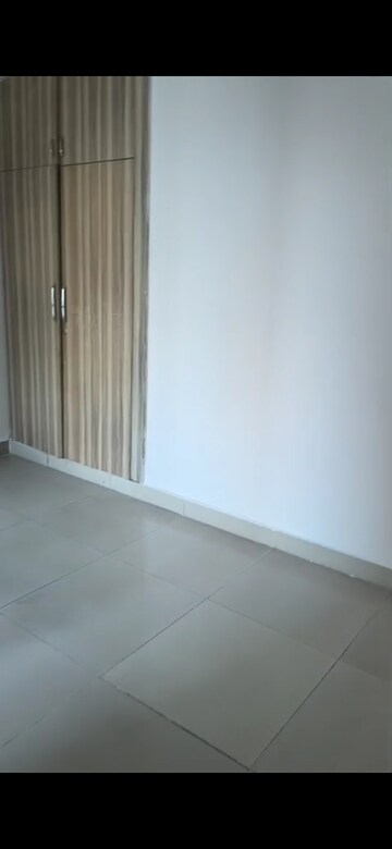 Room in 2.5 BHK Apartment at Panchsheel Greens II, Sector 16 Greater Noida – for Sale