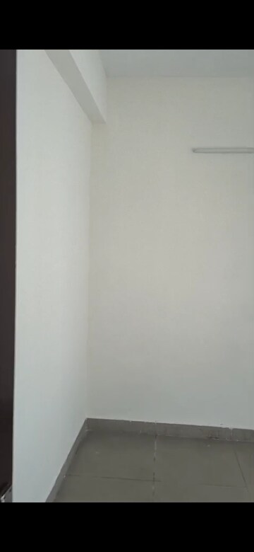 Room in 2.5 BHK Apartment at Panchsheel Greens II, Sector 16 Greater Noida – for Sale